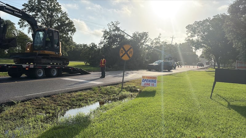 A downed tree on Highway 621 in Prairieville is causing power outages just before Airline...